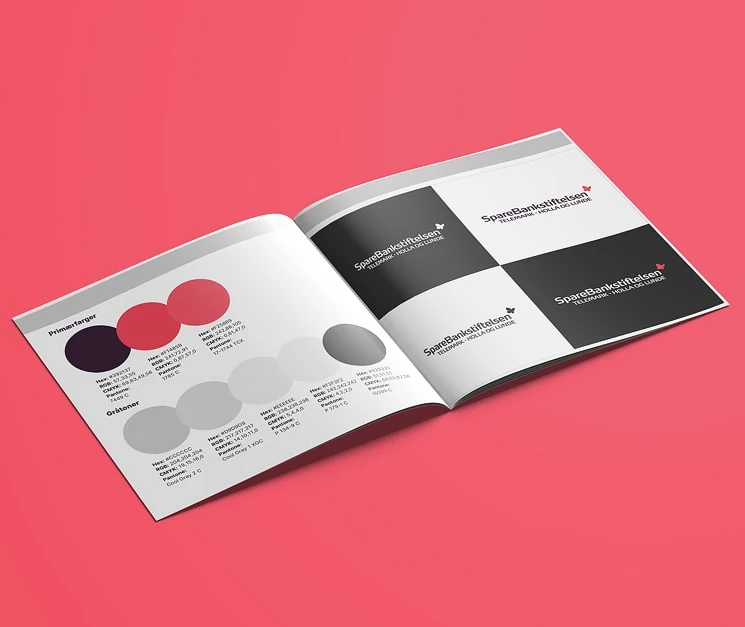 Uppslag ur en grafisk manual för Sparebankstiftelsen med färgpalett och logotypens varianter