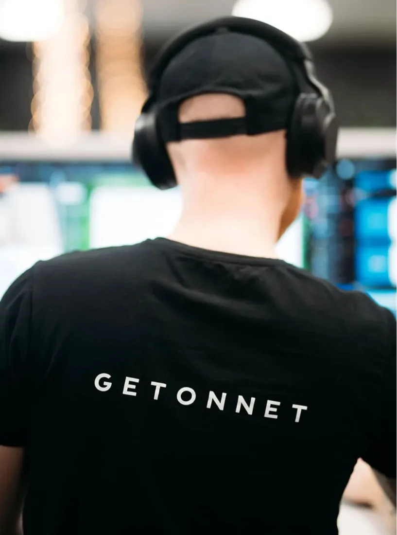 Getonnet-tröjan bakifrån vid skärmarna