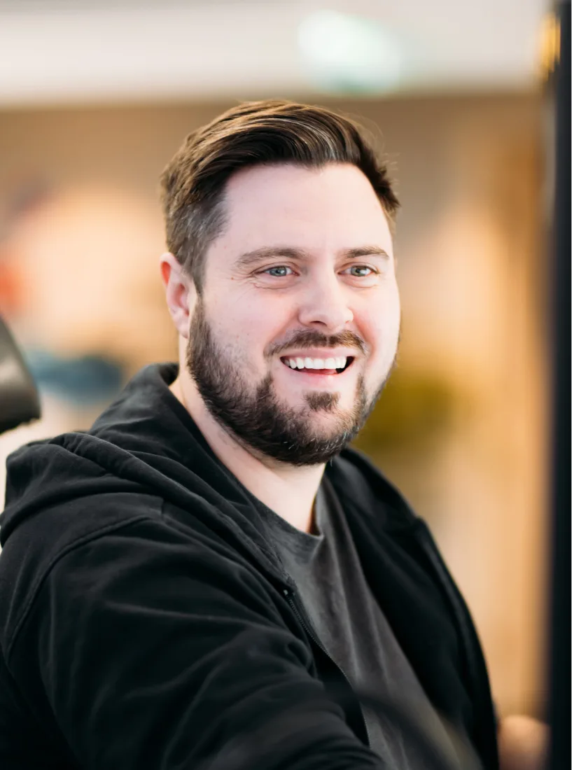 Leende medarbetare på kontoret