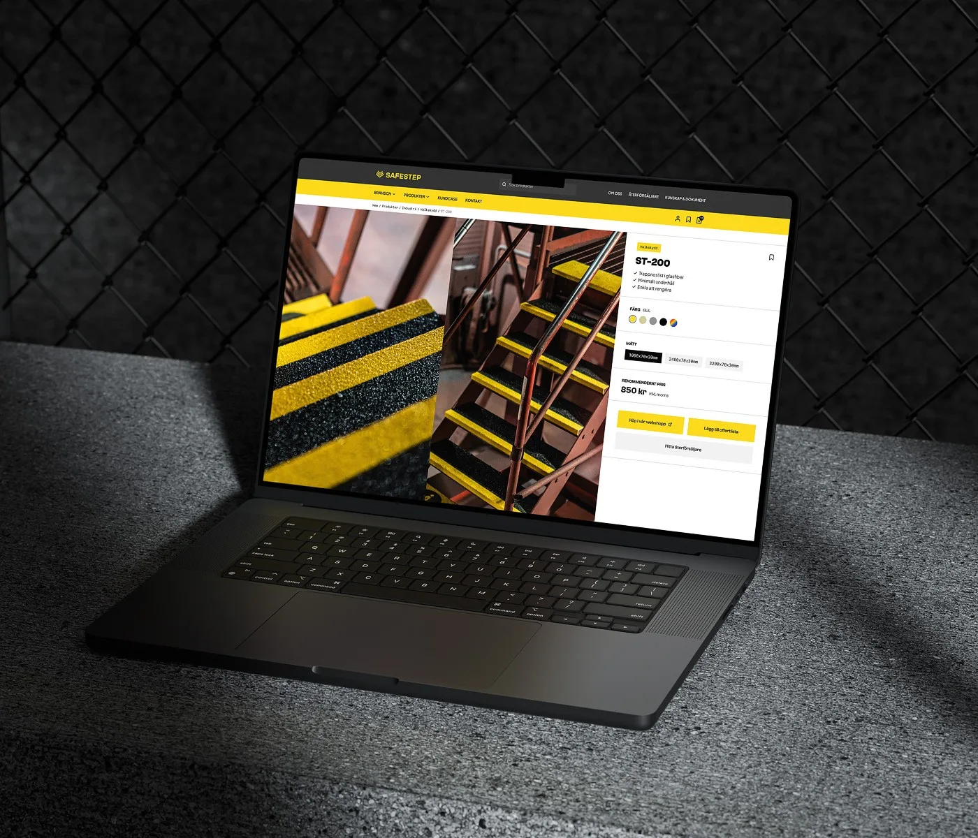 Safesteps webbshop med produktsidan för trappnosen ST-200, visad på en laptop