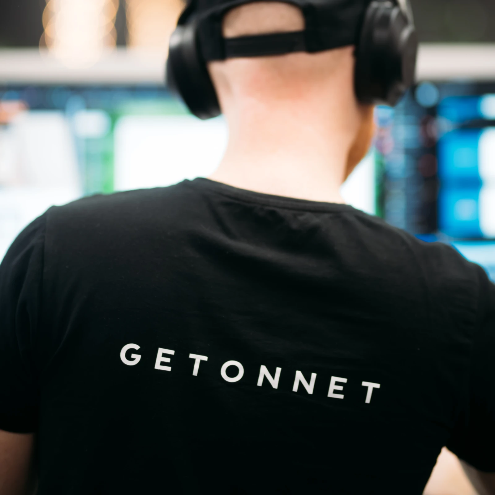 Medarbetare på Getonnet arbetar vid sina skärmar