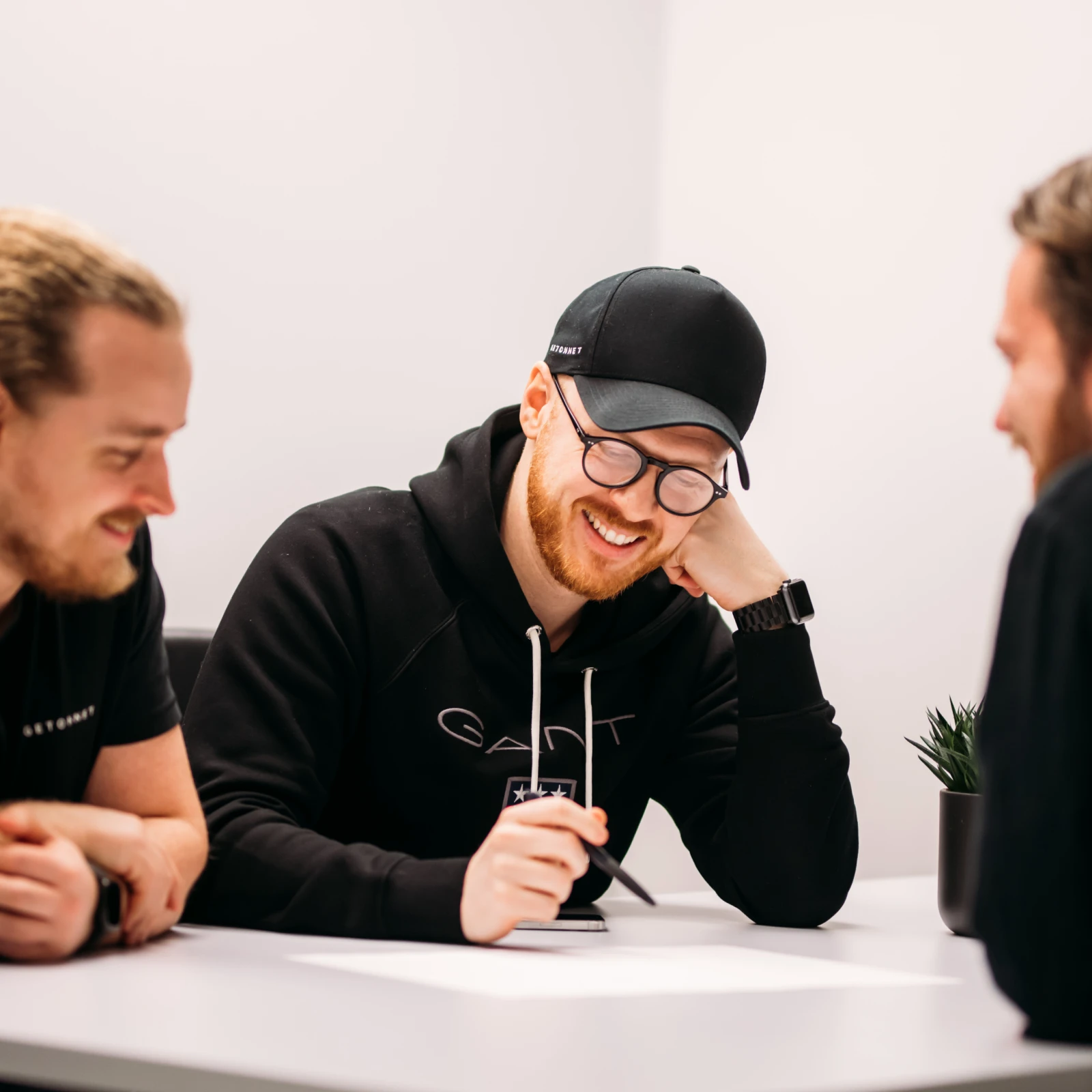 Getonnets team skissar och planerar en ny hemsida tillsammans